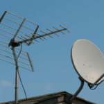 Montaż anteny satelitarnej na dachu budynku w Trójmieście przez profesjonalnego instalatora.