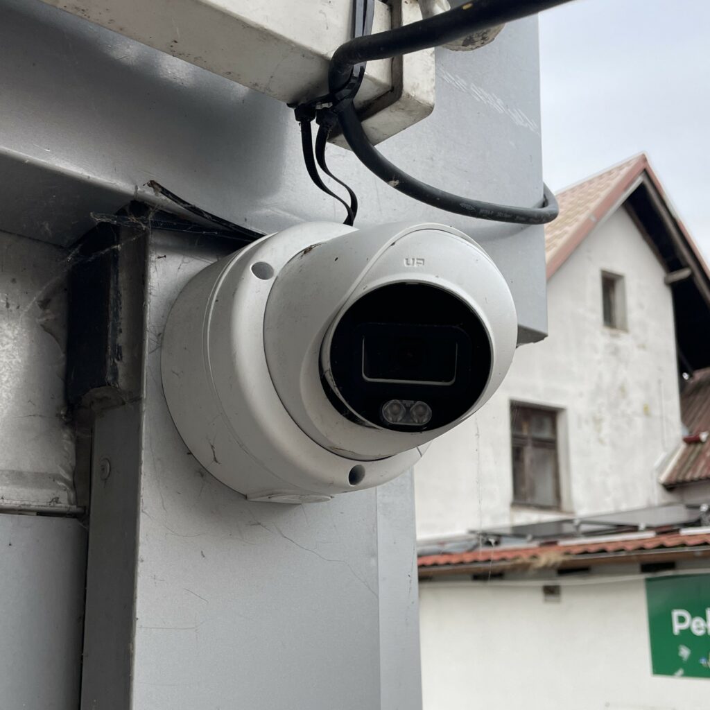 Kamera monitoringu zamontowana nad wejściem do budki gastronomicznej w Helu