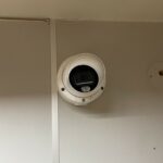 Kamera monitoringu zamontowana wewnątrz lokalu usługowego w Helu