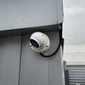 Zewnętrzna kamera nad drzwiami lokalu firmowego w Helu