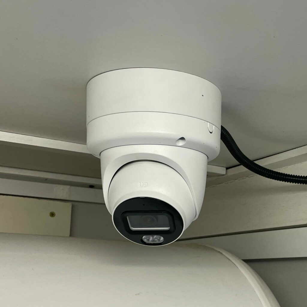 Kamera monitoringu zamontowana wewnątrz lokalu usługowego w Helu