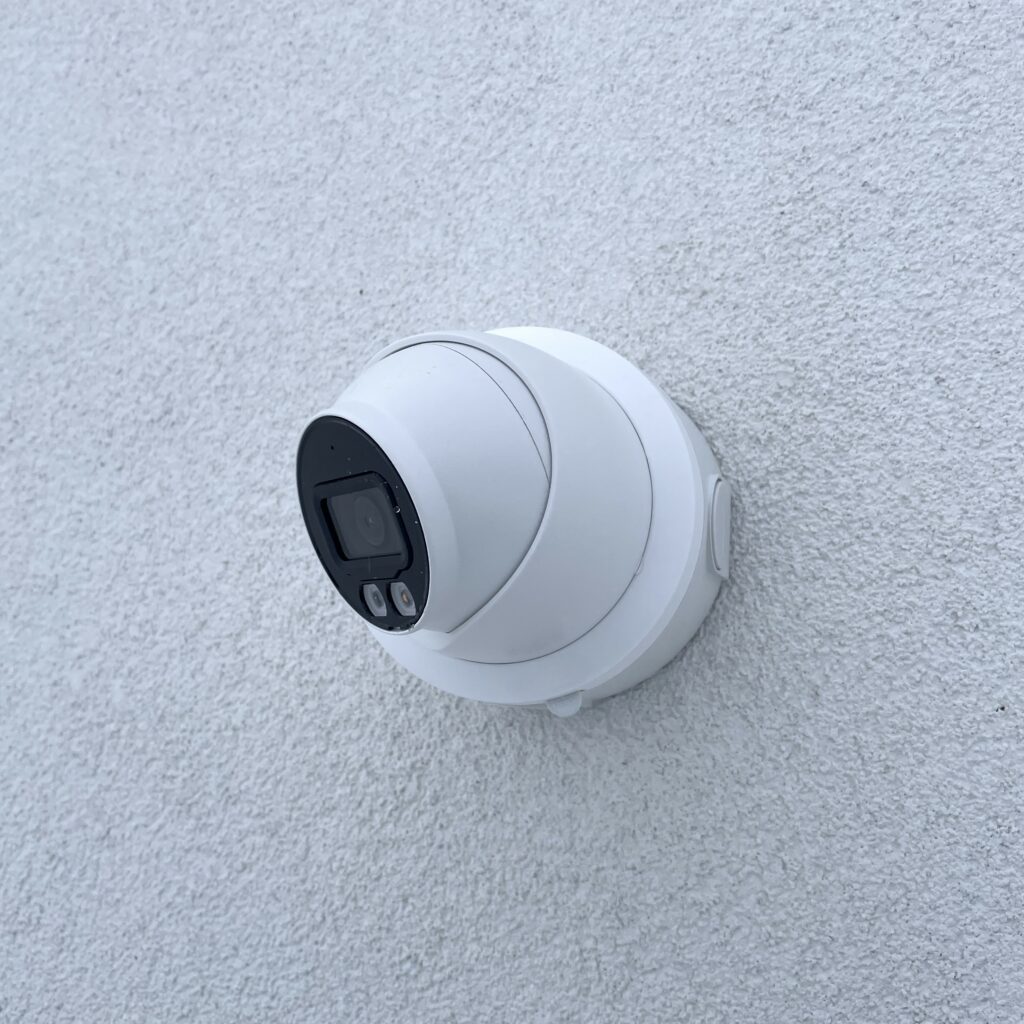 Kamera monitoringu na elewacji.