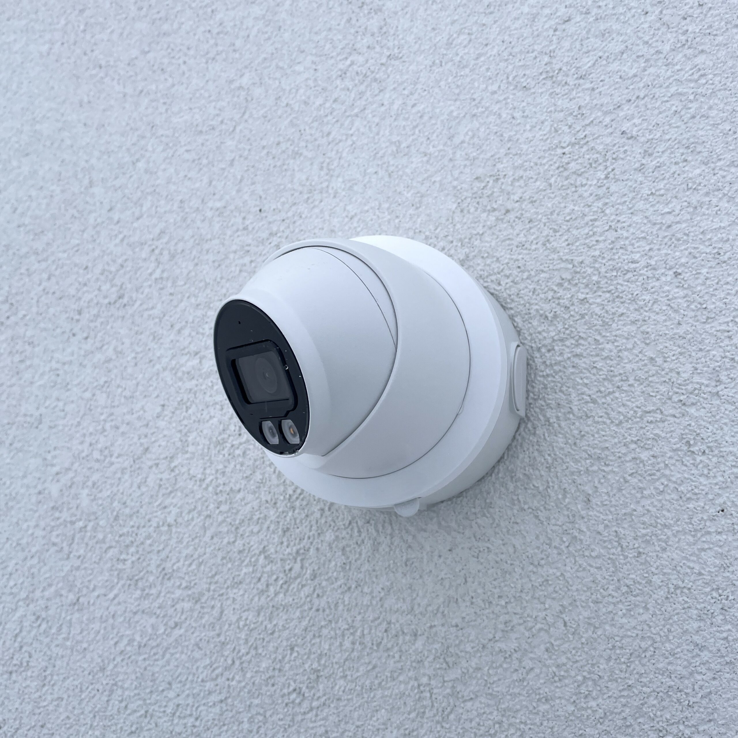 Kamera monitoringu na elewacji.